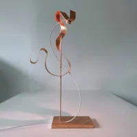 knikerboker curve lampe à poser led feuille cuivre