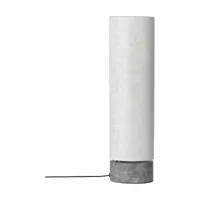 lampe de table crème base marbre gris unbound - gubi