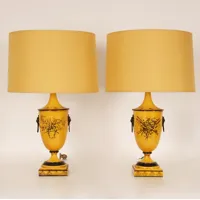 lampes de table italiennes en tole laquée jaune néoclassiques la paire