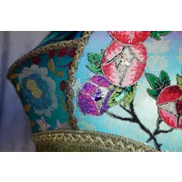 grande dentelle antique en velours de soie art déco motif "mackintosh rose"" abat-jour brodé rose et bleu avec brûlé emanuel ungaro"