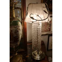 style élégant et romantique paire de lampes d'appoint en argent lampe table guirlande perles verre décor prismes abat-jour blanc