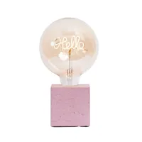 lampe à poser en béton rose pastel avec son ampoule à message